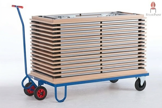 Deichselwagen mit 15 Holzklapptischen uebereinander gestapelt von der Moebelpapst GmbH