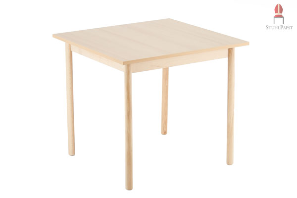 Stabiler Holztisch im hellen Holzdekor sorgt für eine wohnlich und behagliche Atmosphäre
