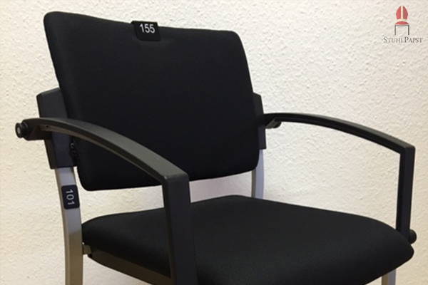 Präzise am Stuhlrahmen angebracht zeichnet die magnetische Reihennummerieung ihre Stühle aus