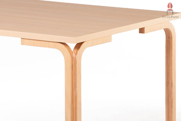 Der Tisch ist leicht und doch belastbar