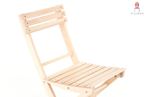 Ein bestechend angenehmes Sitzgefühl erleben Sie auf den klassisch bequemen Holzklappstühlen