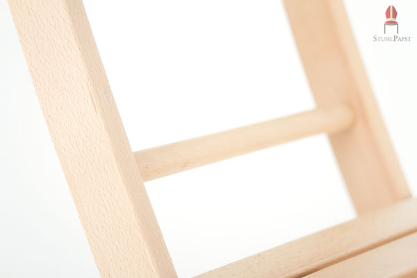 Eingelassene Holzelemente werten die Holzklappstühle optisch und funktional weiter auf