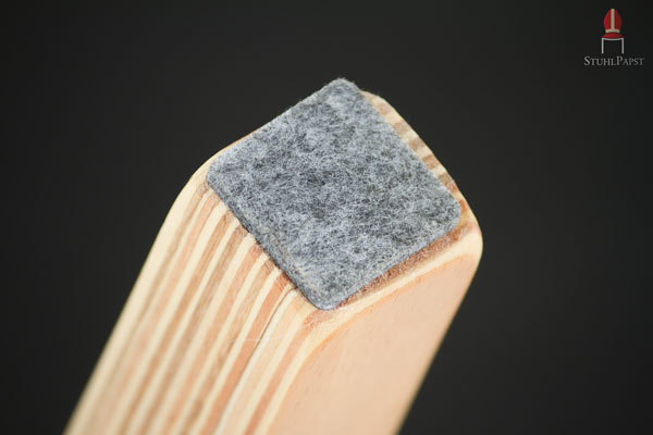 Die Sup.erior Kunstleder-Stühle sind mit Filzgleitern ausgestattet
