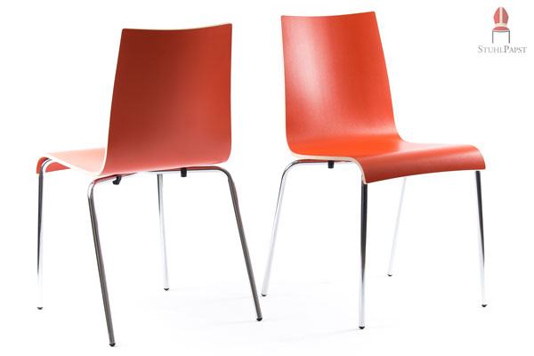 Designstuhlmodell mit einteilig formschöner Sitzschale in Rot