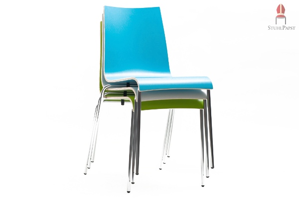 Platzsparende und leicht zu verstauende Holzschalenstühle im trendigen Farben