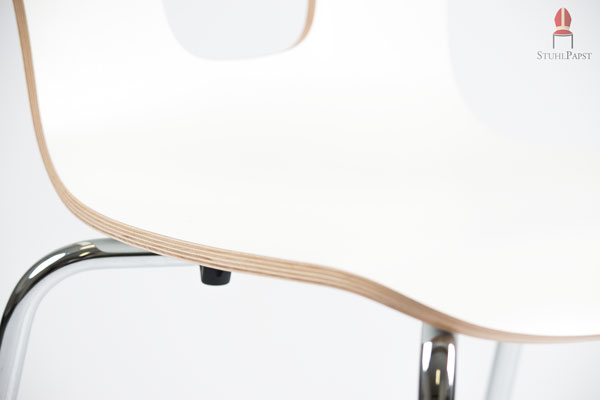 Durchgeformte Sitzschale aus Schichtholz mit hochwertig verarbeiteter Kantenansicht