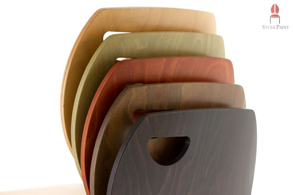 Das Holzschalenstuhl ist in verschiedenen Farben erhältlich