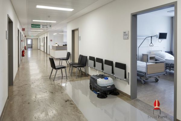 Flursituation mit Reinigungsrobotter im Krankenhaus automatisierung sterile stationsgang sicherheit umgebung krankenhaus flur reinigungsroboter