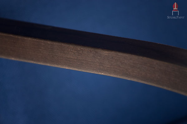 Detailansicht der Armlehne Cäs.ar - hochwertige Massivholzverarbeitung - hier dunkel gebeizt