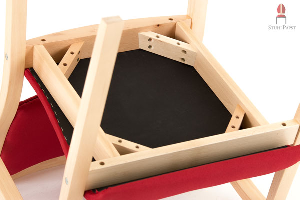 Sitzfläche mit diagonalen Massivholzverstrebungen verschraubt - garantiert stabil