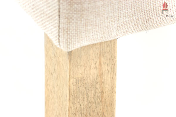 Holzbeine des Sessels sind formschön und farblich in diese aussergewöhnliche Serie Caf.ehaus integriert