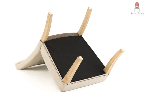 Stuhl mit hochwertig geschwungenen Designholzbeinen - für ein robustes Aussehen