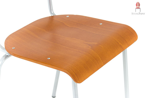 Formschöne, hochwertig verarbeitete Sitzfläche aus Schichtholz