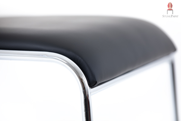 Die gebogene Sitzfläche beim Luxus Stuhl Clever mit Kufen hoch stapelbar bietet ein angenehmes Sitzgefühl und Bequemlichkeit Sitzbezug Kunstleder schwarz hygienisch und pflegeleicht