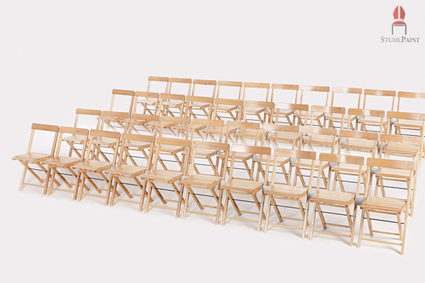 Durch unseren praktischen Reihenverbinder eignet sich der Klappstuhl auch für Stuhlreihen