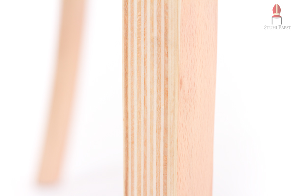 Die Kanten aus Schichtholz betonen das Äußere des Stuhls und zeugen von seiner Qualität