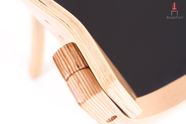 Schichtholz an den Kanten und Kunstleder auf der Sitzfläche zeugen von einem eleganten Design