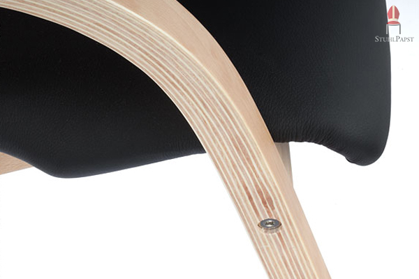 Schichtholz und Kunstlederbezug des luxuriösen Stuhlmodell bilden einen ästhetischen Kontrast