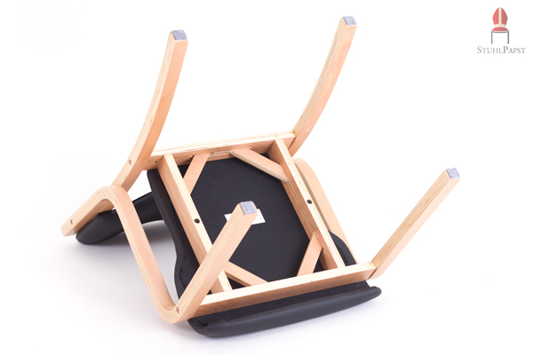 Die Stuhlkonstruktion ist mit Winkeln verstärkt