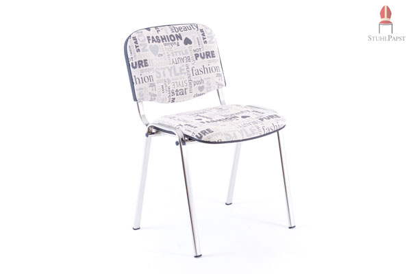 Der Stuhl in einheitlichem Polsterbezug in  Letterstil in Schwarz-Weiß