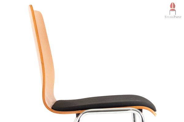 Die ergonomisch geformte Holzschale und das Sitzkissen bieten zusammen eine hohe Bequemlichkeit