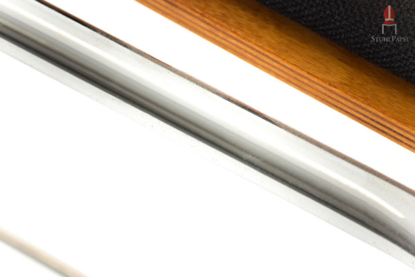 Der gepolsterte Holzschalenstuhl ist mit einem verchromten Metallgestell ausgestattet