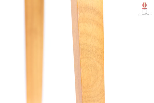 Die massiven Holzelemente der Stuhlkonstruktion erlauben extremen Halt und hohe Belastbarkeit