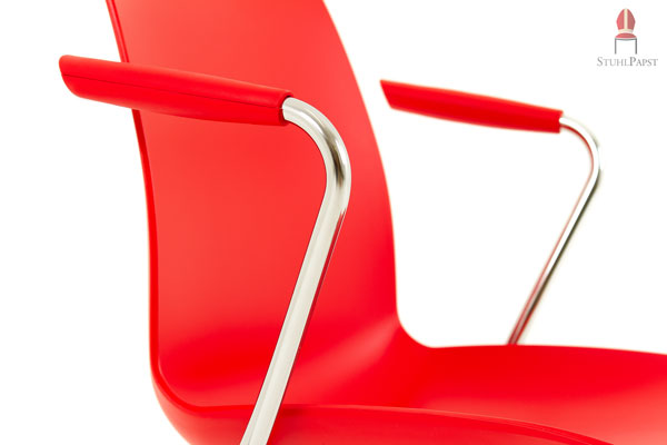 Die Kombination aus Sitzschale und Armlehnen prägt das Design des Stuhles