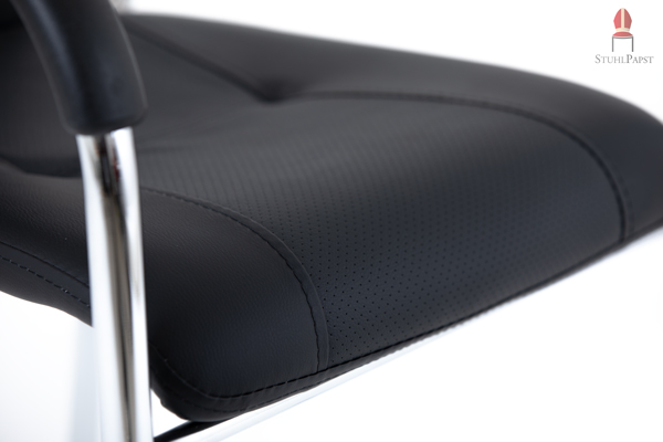 Unvergleichlich bequeme Sitzfläche aus Kunstleder sowohl optisch als auch sitztechnisch ansprechend