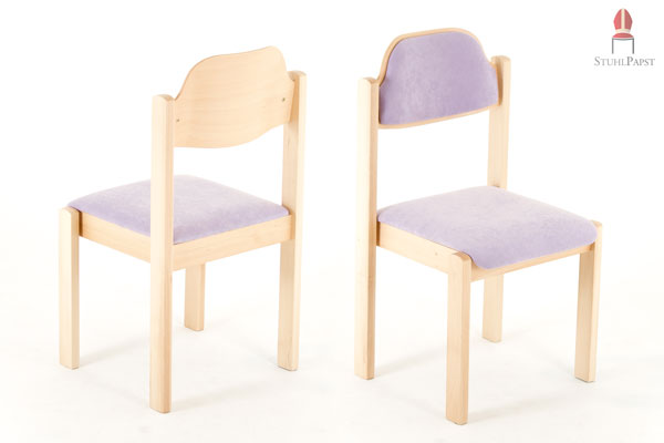 Elegante Holzstühle mit Polsterung im Rücken- und Sitzbereich laden zum bequemen Sitzen ein