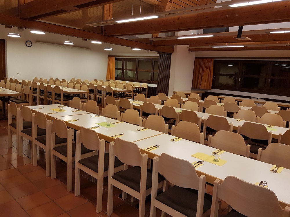 Kunde: Katholische Kirchengemeinde Herz-Jesu Plüderhausen - Menge: 200 Stk. - Stabile, pflegeleichte, Polsterstühle aus Holz Ide.al SI