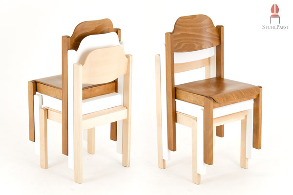 Die Holzstühle sind nicht nur stapelbar, sondern in verschiedenen Holz-Dekoren erhältlich
