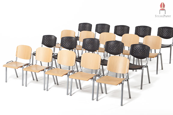 Auch in Kombination mit anderen Stühlen ist der moderne Seminarstuhl ein Blickfang