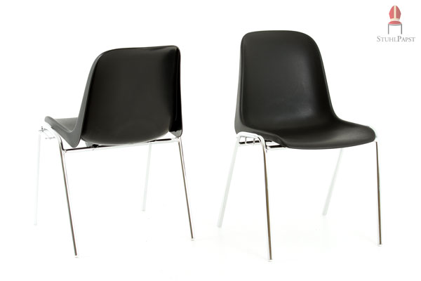 Die Kombination aus Kunststoffschale und verchromtem Gestell sorgt für das leichte Design des Stuhls