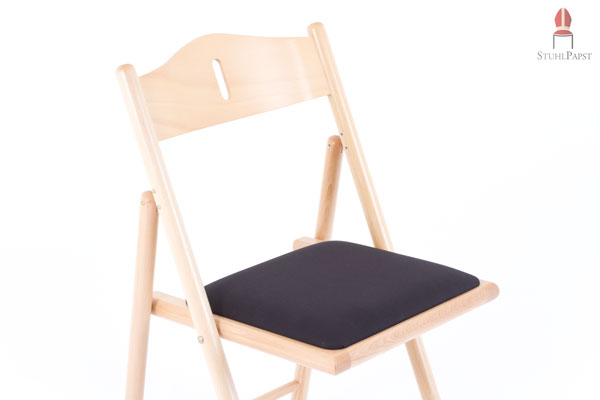 Sitzpolsterung und Holzlehne mit Stuhlrahmen geben ein modernes Design