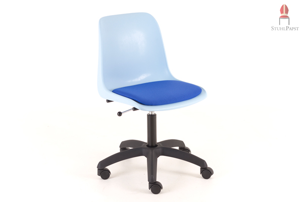 Die ergonomisch ausgerichteten Sitzschalen aus Kunststoff sind auch mit Sitzpolstern lieferbar