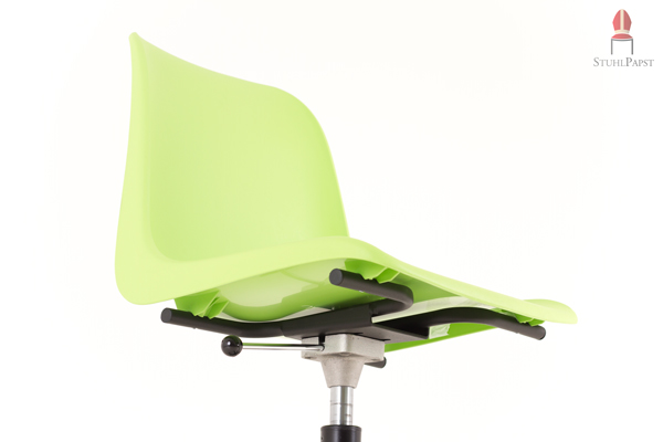 Die stabile Sitzschale aus Kunststoff lagert sicher auf dem Stuhlgerüst