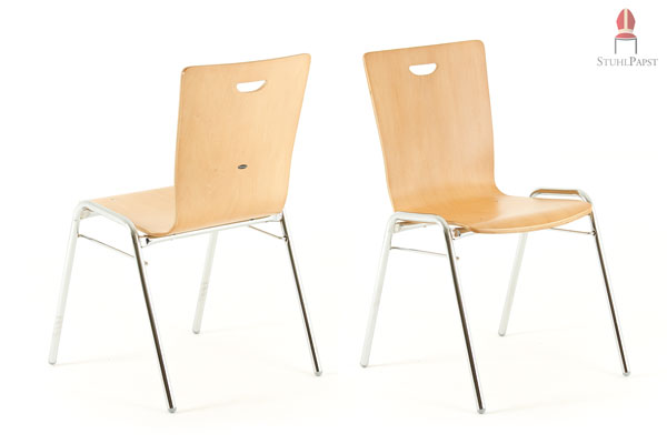 Die Kombination aus Holz und verchromtem Stahl lassen den Stuhl zeitlos elegant erscheinen