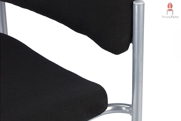 Sowohl die Rückenlehne, als auch die Sitzfläche sind komfortabel gepolstert und mit strapazierfähigem Objektstoff bezogen
