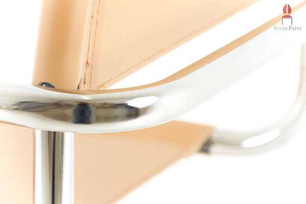 Das hochglanzverchromte Gestell des Stuhles sorgt für ein modernes und edles Erscheinungsbild