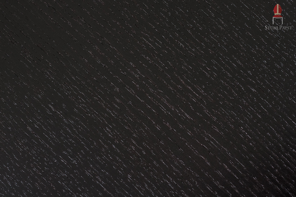 Hier sehen Sie eine schwarz lackierte Holzschale in Nahaufnahme