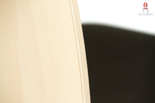 Die Kante der Holzschale besticht durch eine elegante Schichtholzoptik