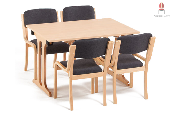 Hier sehen Sie den Tisch Com.fort deLux in Kombination mit Stühlen aus der Reihe Com.fort