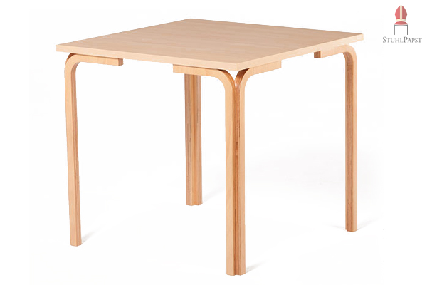 Das Tischmodell Com.fort besticht durch seine zeitlos elegante Buchenholzoptik