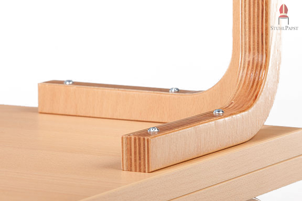 Die Schichtholzoptik an den Kanten der Tischbeine bilden einen angenehmen Kontrast zur restlichen Buchenholzoptik
