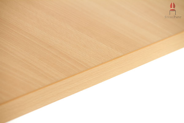 Die Beschichtung der Tischplatte schützt vor äußeren Einflüssen