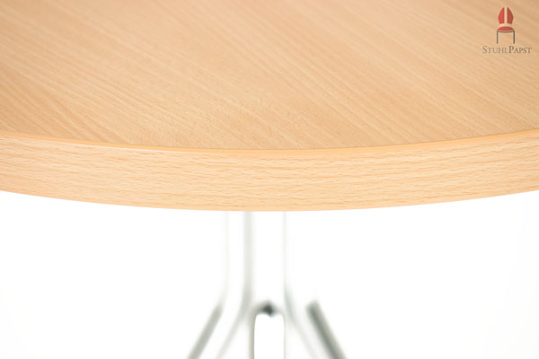 Das Holz der Tischplatte und das verchromte Gestell bilden einen geschmackvollen, optischen Kontrast